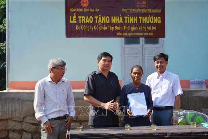 Trong ảnh: Trao nhà tình thương cho gia đình bà H Lơk Hmok, dân tộc M’nông, thôn Yang 2, xã Đắk Liêng, huyện Lắk. Ảnh: Hoài Thu – TTXVN