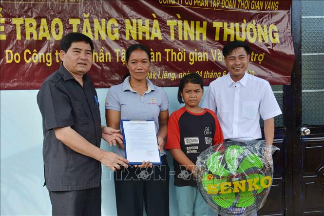 Trong ảnh: Trao nhà tình thương cho gia đình chị H Wing Byang, dân tộc Ê Đê, buôn Bàng, xã Đắk Liêng, huyện Lắk. Ảnh: Hoài Thu – TTXVN