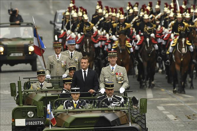 Trong ảnh (tư liệu): Tổng thống Pháp Emmanuel Macron (giữa, trái) trong lễ duyệt binh kỷ niệm Ngày Quốc khánh Pháp trên đại lộ Champs-Elysees, Paris, ngày 14/7/2019. Ảnh: AFP/TTXVN