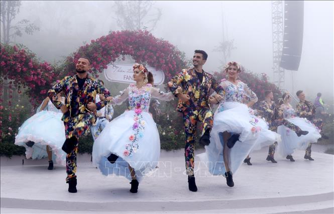 Trong ảnh: Nhiều chương trình nghệ thuật hấp dẫn thu hút khách du lịch đến với khu du lịch Cáp treo Fansipan Legend (Sapa). Ảnh: Quốc Khánh - TTXVN