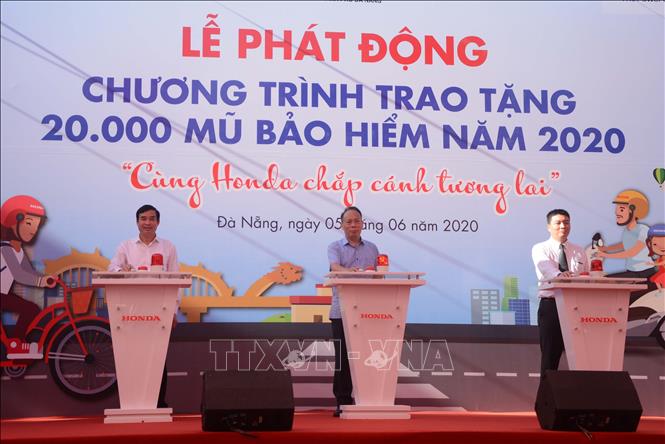 Trong ảnh: Đại diện các đơn vị tổ chức bấm nút phát động Chương trình. Ảnh: Văn Dũng - TTXVN