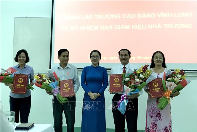 Trong ảnh: Phó Chủ tịch UBND tỉnh Vĩnh Long Nguyễn Thị Quyên Thanh trao quyết định bổ nhiệm, điều động nhân sự của Ủy ban nhân dân tỉnh cho các cán bộ. Ảnh: Lê Thúy Hằng - TTXVN