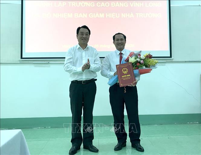 Trong ảnh: Chủ tịch UBND tỉnh Vĩnh Long Lữ Quang Ngời trao quyết định thành lập Trường Cao đẳng Vĩnh Long. Ảnh: Lê Thúy Hằng-TTXVN