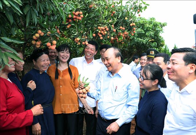 Trong ảnh: Thủ tướng Nguyễn Xuân Phúc nói chuyện thân mật với nhân dân địa phương khi đến thăm Vườn quả Bác Hồ. Ảnh: Thống Nhất - TTXVN 
