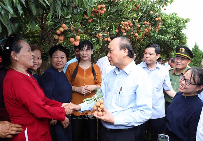Trong ảnh: Thủ tướng Nguyễn Xuân Phúc nói chuyện thân mật với nhân dân địa phương khi đến thăm Vườn quả Bác Hồ. Ảnh: Thống Nhất - TTXVN 
