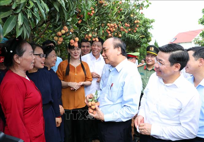 Trong ảnh: Thủ tướng Nguyễn Xuân Phúc nói chuyện thân mật với nhân dân địa phương khi đến thăm Vườn quả Bác Hồ. Ảnh: Thống Nhất - TTXVN 
