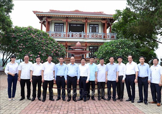 Trong ảnh: Thủ tướng Nguyễn Xuân Phúc và các đại biểu chụp ảnh chung khi đến thăm xã Quý Sơn, huyện Lục Ngạn, tỉnh Bắc Giang. Ảnh: Thống Nhất - TTXVN 
