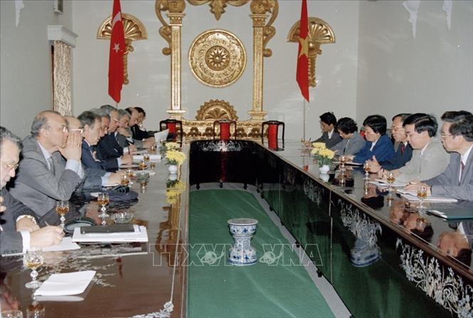 Trong ảnh: Bộ trưởng Thương mại Trương Đình Tuyển tiếp Bộ trưởng Ngoại giao Thổ Nhĩ Kỳ Ismail Cem thăm hữu nghị chính thức VIệt Nam từ ngày 20 đến 21/2/1998. Ảnh: Nguyễn Khang – TTXVN