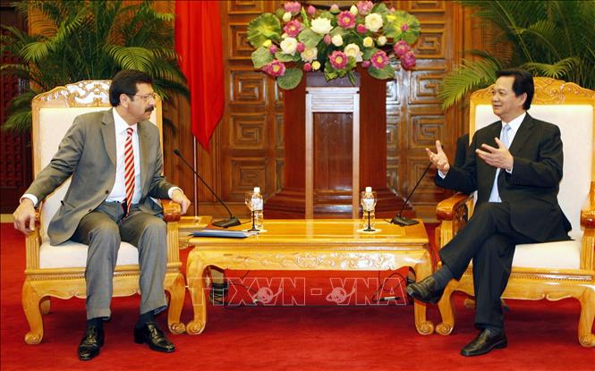 Trong ảnh: Ngày 29/10/2009, tại Hà Nội, Thủ tướng Nguyễn Tấn Dũng tiếp ông Rifat Hisarcikhoglu, Chủ tịch Liên đoàn các Phòng Thương mại và Xúc tiến trao đổi hàng hoá Thổ Nhĩ Kỳ (TOBB). Ảnh: Đức Tám - TTXVN