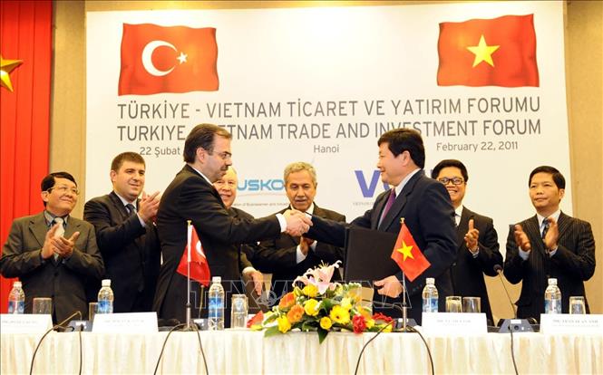 Trong ảnh: Lễ ký kết hợp tác giữa Phòng Thương mại và Công nghiệp Việt Nam (VCCI) với Liên đoàn các doanh nhân và nhà công nghiệp Thổ Nhĩ Kỳ (TUSKON), ngày 22/2/2011, tại Hà Nội. Ảnh: Huy Hùng – TTXVN