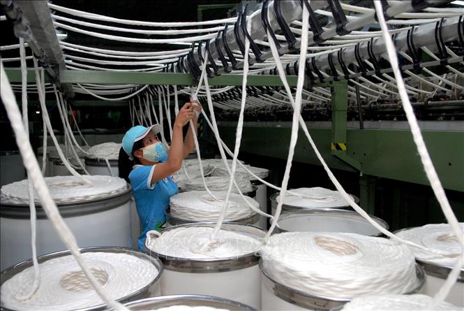Trong ảnh: Công ty Cổ phần Đồng Phát, hoạt động tại khu công nghiệp Thạch Thất, huyện Quốc Oai (Hà Nội), chuyên sản xuất các loại sợi 100% cotton xuất khẩu sang nhiều thị trường, trong đó có Thổ Nhĩ Kỳ. Ảnh: Danh Lam - TTXVN