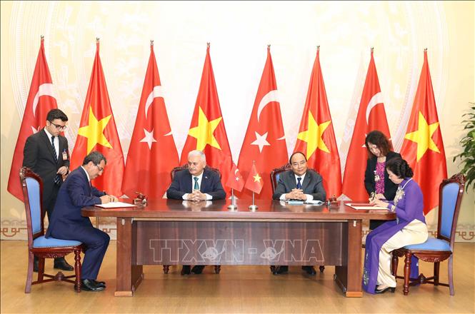 Trong ảnh: Thủ tướng Nguyễn Xuân Phúc và Thủ tướng Binali Yildirim chứng kiến lễ ký thỏa thuận giữa Bộ Tài chính Việt Nam với Bộ Hải quan và Thương mại Thổ Nhĩ Kỳ về hợp tác hỗ trợ hành chính trong lĩnh vực hải quan, ngày 23/8/2017, tại Hà Nội. Ảnh: Thống Nhất-TTXVN