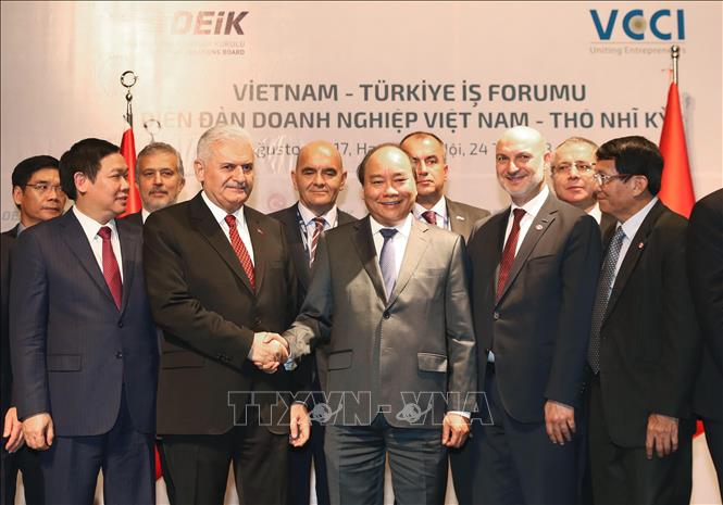 Trong ảnh: Sáng 24/8/2017, tại Hà Nội, Thủ tướng Nguyễn Xuân Phúc và Thủ tướng Thổ Nhĩ Kỳ Binali Yildirim đến dự Diễn đàn doanh nghiệp Việt Nam - Thổ Nhĩ Kỳ. Ảnh: Thống Nhất-TTXVN