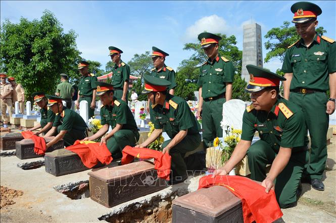 Trong ảnh: Nghi thức an táng hài cốt các liệt sỹ tại nghĩa trang liệt sỹ huyện Hướng Hóa. Ảnh: Hồ Cầu-TTXVN