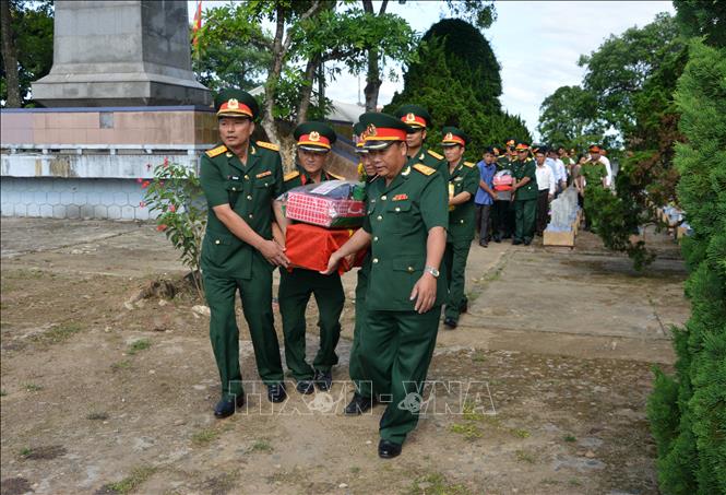 Trong ảnh: Đưa hài cốt các liệt sĩ đến nơi an táng tại Nghĩa trang liệt sỹ huyện Hướng Hóa. Ảnh: Hồ Cầu-TTXVN