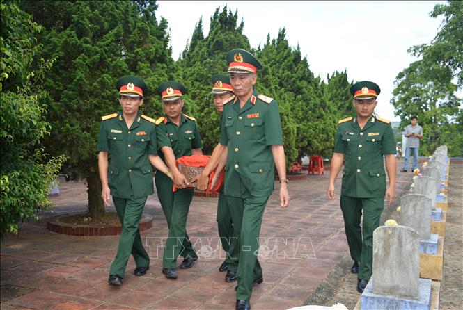Trong ảnh: Đưa hài cốt các liệt sĩ đến nơi an táng tại Nghĩa trang liệt sỹ huyện Hướng Hóa. Ảnh: Hồ Cầu-TTXVN