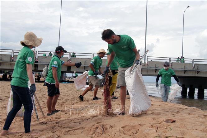 Trong ảnh: Thu gom rác ở bãi biển thị trấn Dương Đông, huyện Phú Quốc (Kiên Giang). Ảnh: Lê Huy Hải - TTXVN