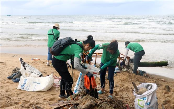 Trong ảnh: Thu gom rác ở bãi biển thị trấn Dương Đông, huyện Phú Quốc (Kiên Giang). Ảnh: Lê Huy Hải - TTXVN
