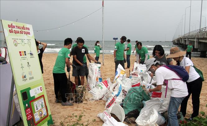 Trong ảnh: Thu gom rác ở bãi biển thị trấn Dương Đông, huyện Phú Quốc (Kiên Giang). Ảnh: Lê Huy Hải - TTXVN

