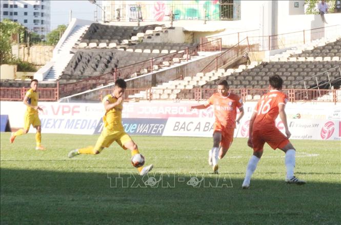Trong ảnh: Pha dứt điểm của cầu thủ SLNA về phía khung thành SHB Đà Nẵng. Ảnh: Nguyễn Oanh-TTXVN