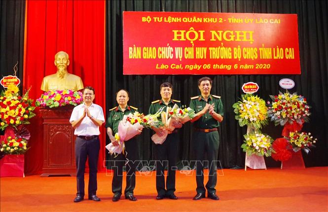 Trong ảnh: Đồng chí Đặng Xuân Phong, Chủ tịch UBND tỉnh Lào Cai tặng hoa chúc mừng các đồng chí Đại tá Vũ Kim Hà và Đại tá Phạm Hùng Hưng được giao nhiệm vụ mới. Ảnh: Quốc Khánh - TTXVN