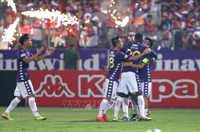 Trong ảnh: Pha ăn mừng bàn thắng thứ ba của các cầu thủ Hà Nội FC. Ảnh: Thành Đạt - TTXVN