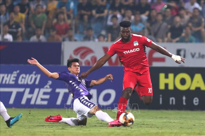 Trong ảnh: Cầu thủ Hà Nội FC nỗ lực cản phá pha đi bóng của tiền đạo đối phương. Ảnh: Thành Đạt - TTXVN 
