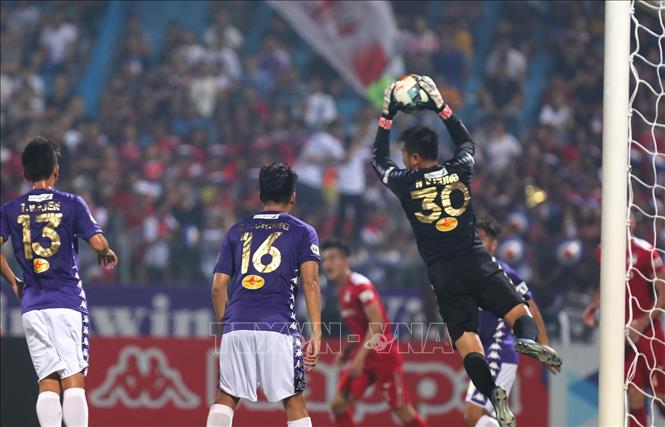 Trong ảnh: Thủ môn Văn Công cùng hàng phòng ngự Hà Nội FC đã có một trận đấu tốt, làm nản lòng các chân sút của HAGL. Ảnh: Thành Đạt - TTXVN 