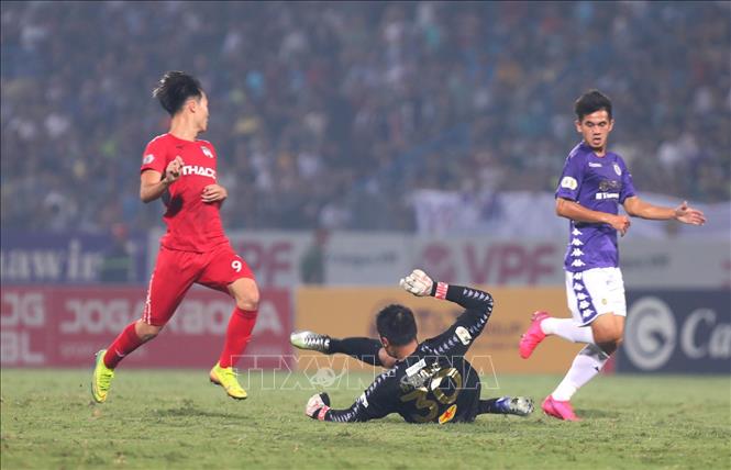 Trong ảnh: Thủ môn Văn Công (Hà Nội FC) băng ra sát vòng cấm địa để truy cản pha tấn công của Văn Toàn (HAGL). Ảnh: Thành Đạt - TTXVN 