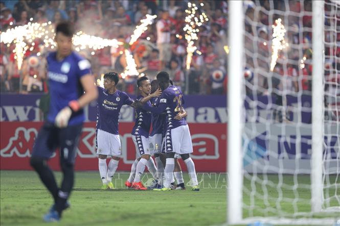 Trong ảnh: Pha ăn mừng bàn thắng ấn định tỷ số 3 - 0 của các cầu thủ Hà Nội FC. Ảnh: Thành Đạt - TTXVN