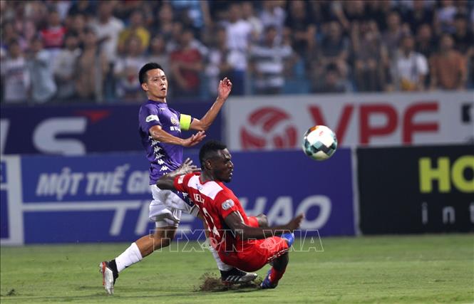 Trong ảnh: Đội trưởng Văn Quyết (10, Hà Nội FC) thi đấu nỗ lực và có bàn thắng mở tỷ số ở phút 24. Ảnh: Thành Đạt - TTXVN 