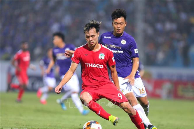Trong ảnh: Tiền đạo Văn Toàn (9, HAGL) tả xung hữu đột giữa vòng vây các cầu thủ Hà Nội FC nhưng không một lần thành công trong việc ghi bàn. Ảnh: Thành Đạt - TTXVN