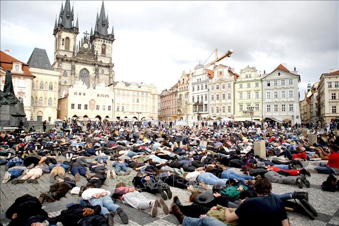 Trong ảnh: Người dân tham gia biểu tình phản đối phân biệt chủng tộc tại Praha, CH Séc ngày 6/6/2020. Ảnh: THX/ TTXVN