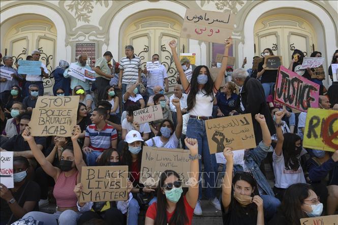 Trong ảnh: Người dân tham gia biểu tình phản đối phân biệt chủng tộc tại Tunis, Tunisia ngày 6/6/2020. Ảnh: AFP/ TTXVN