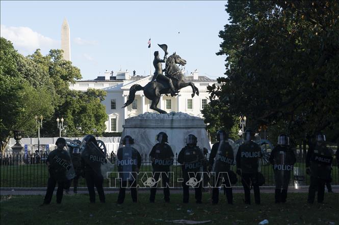Trong ảnh: Cảnh sát Mỹ được triển khai gần Nhà Trắng ở Washington DC., ngày 1/6/2020 nhằm ngăn người quá khích trong cuộc biểu tình phản đối hành vi của cảnh sát dẫn đến cái chết của người da màu George Floyd. Ảnh: THX/TTXVN