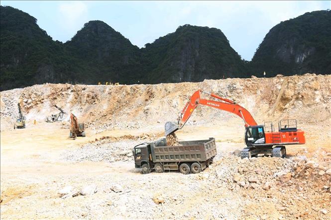 Trong ảnh: Hoạt động khai thác mỏ tại Công trường Long Sơn, tỉnh Thanh Hóa, một lĩnh vực đặc thù không cho phép có rủi ro dù là nhỏ nhất. Chính vì vậy, công tác kiểm tra, giám sát được thực hiện 24/24h. Có các lớp bảo vệ vòng trong và vòng ngoài để không cho phép một nguy cơ sai sót nào xảy ra. Ảnh: Anh Tuấn – TTXVN