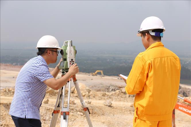 Trong ảnh: Công tác đo trắc địa tại công trường Long Sơn, tỉnh Thanh Hóa. Ảnh: Anh Tuấn – TTXVN