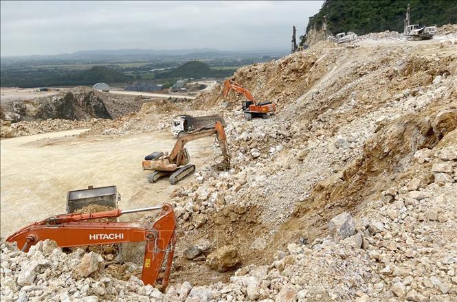 Trong ảnh: Hoạt động khai thác mỏ trên công trường Long Sơn, tỉnh Thanh Hóa. Công ty Hóa chất mỏ Bắc Trung Bộ ứng dụng triệt để công nghệ để tránh các tai nạn không đáng có trong khi khai thác mỏ, gây chấn động đến khu vực xung quanh hoặc có những xác suất rủi ro…. Ảnh: Anh Tuấn – TTXVN