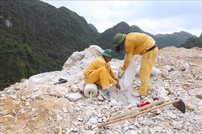 Trong ảnh: Thi công nạp mìn (Nạp mìn trong bao PP tại khu vực có điều kiện địa chất phức tạp) tại công trường Long Sơn, tỉnh Thanh Hóa. Ảnh: Anh Tuấn – TTXVN