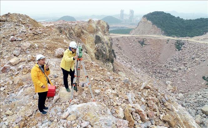 Trong ảnh: Công tác đo trắc địa trên công trường Long Sơn, tỉnh Thanh Hóa. Ảnh: Anh Tuấn – TTXVN