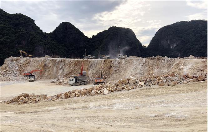 Trong ảnh: Hoạt động khai thác mỏ trên công trường Long Sơn, tỉnh Thanh Hóa 2. Công ty nâng cao tính chuyên nghiệp trong thiết kế khai thác mỏ, thiết kế hộ chiếu nổ mìn với tác phong công nghiệp. Ảnh: Anh Tuấn – TTXVN