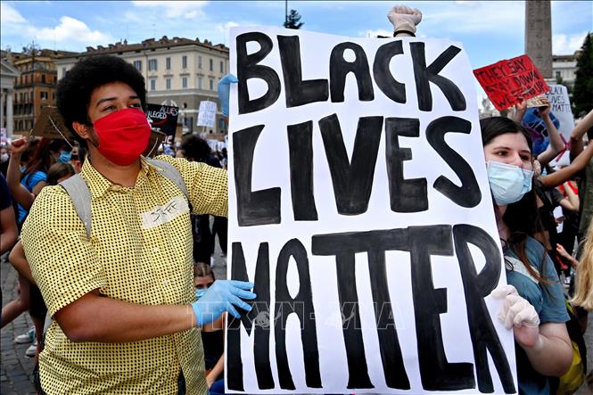 Trong ảnh: Biểu tình phản đối phân biệt chủng tộc​ tại Rome, Italy, ngày 7/6/2020. Ảnh: AFP/TTXVN