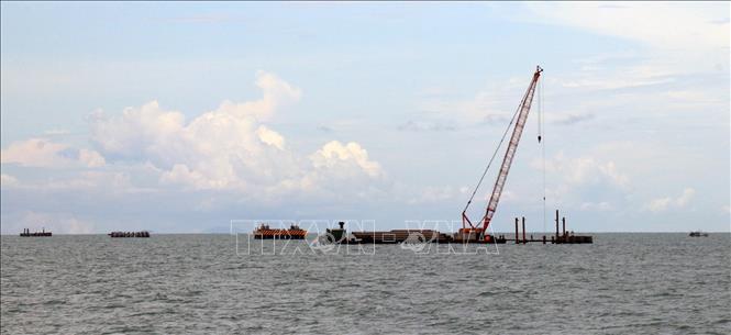 Trong ảnh: Xây dựng móng, trụ đưa lưới điện quốc gia ra huyện đảo Phú Quốc (Kiên Giang). Ảnh: Lê Huy Hải - TTXVN