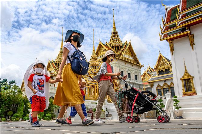 Trong ảnh: Người dân và khách du lịch thăm Hoàng cung ở thủ đô Bangkok, Thái Lan, ngày 7/6/2020. Ảnh: AFP/TTXVN