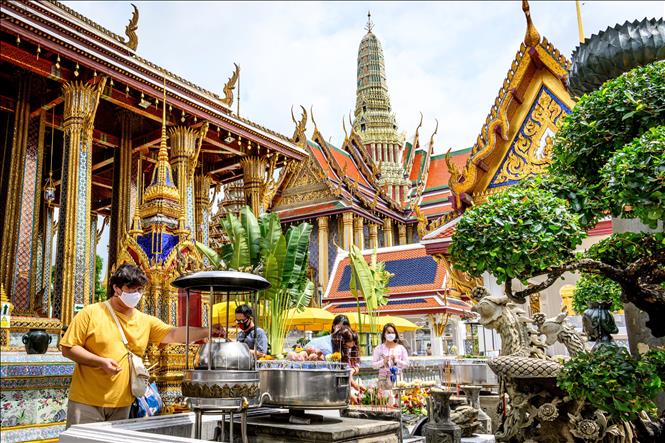 Trong ảnh: Người dân thăm Hoàng cung ở thủ đô Bangkok, Thái Lan, ngày 7/6/2020. Ảnh: AFP/TTXVN