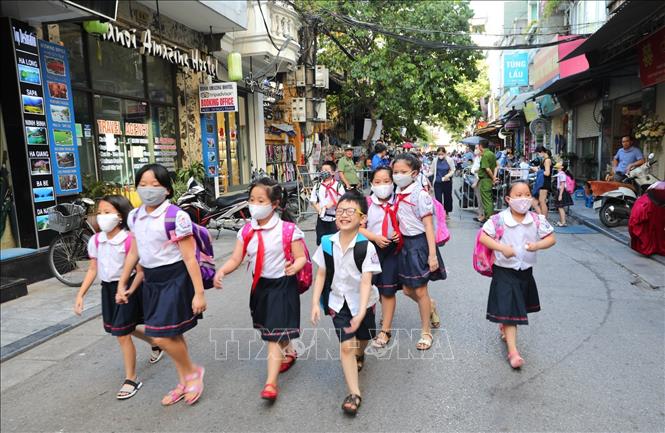 Trong ảnh: Học sinh Trường Tiểu học Thăng Long tan trường trên phố Ngõ Trạm. Ảnh: Thành Đạt - TTXVN 