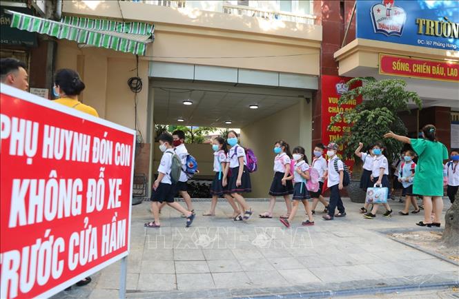 Trong ảnh: Phụ huynh học sinh đón con phải đứng đúng nơi quy định không gây ùn tắc trên phố Phùng Hưng. Ảnh: Thành Đạt - TTXVN 