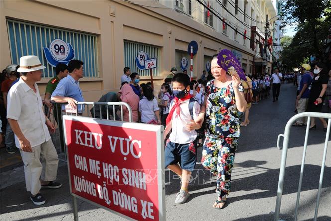 Trong ảnh: Tại ngã ba Ngõ Trạm - Phùng Hưng phụ huynh học sinh đón con đúng nơi quy định. Ảnh: Thành Đạt - TTXVN 