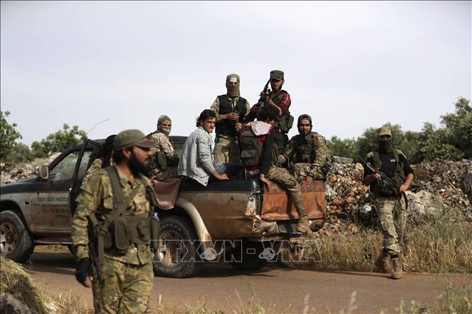 Trong ảnh (tư liệu): Lực lượng nổi dậy Syria trong cuộc xung đột với binh sĩ Chính phủ tại khu vực lân cận phía Bắc tỉnh Hama, ngày 21/5/2019. Ảnh: AFP/TTXVN
