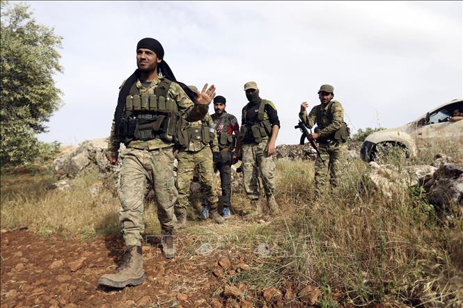 Trong ảnh (tư liệu): Lực lượng nổi dậy Syria trong cuộc xung đột với binh sĩ Chính phủ tại khu vực lân cận phía Bắc tỉnh Hama, ngày 21/5/2019. Ảnh: AFP/TTXVN